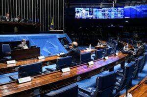 Segue para sanção projeto que obriga poder público a fornecer uniforme escolar