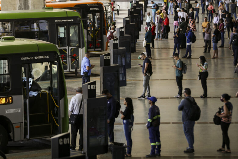 Brasília (DF), 09/08/2023 - Movimentação de passageiros e ônibus na Rodoviária do Plano Piloto. Nos dias 8 e 9 de agosto acontece, em Brasília, o 36º Seminário Nacional de Transporte Urbano, em que empresários, entidades de classe, especialistas e representantes de governo debatem as mudanças necessárias no setor. Foto: Marcelo Camargo/Agência Brasil