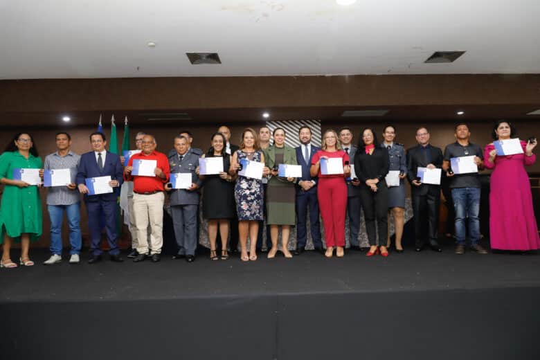 Servidores homenageados durante cerimônia              Crédito - Secom