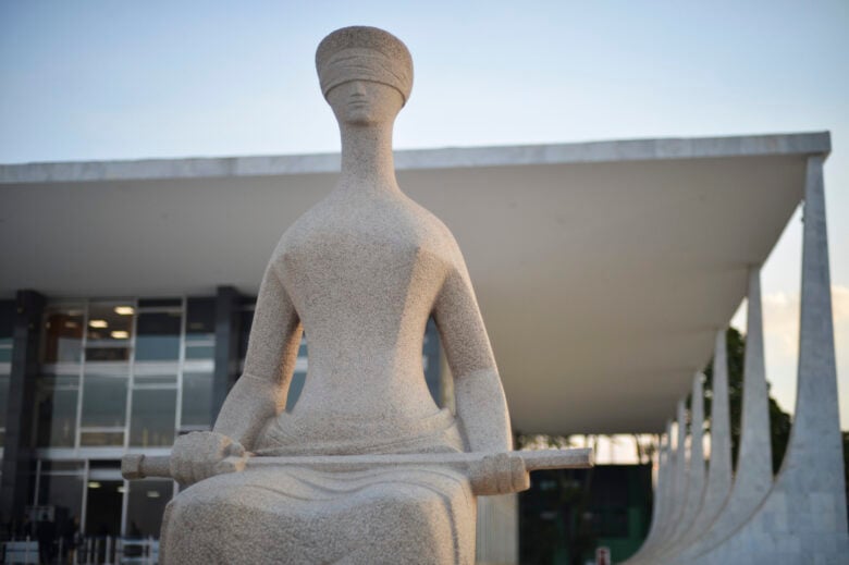 Fachada do Supremo Tribunal Federal (STF) com estátua A Justiça, de Alfredo Ceschiatti, em primeiro plano. Por: Marcello Casal JrAgência Brasil