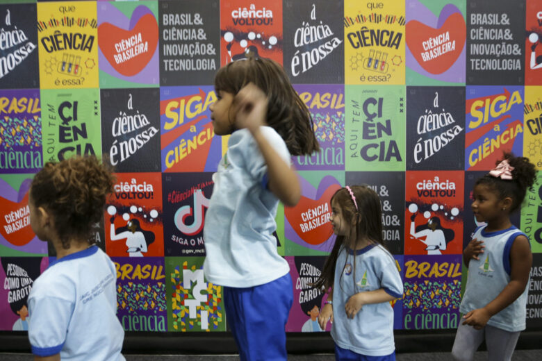 Brasília (DF), 16/10/2023 - Alunos de escolas do DF interagem com mostras da 20ª Semana Nacional de Ciência e Tecnologia (SNCT), no Centro de Convenções Ulysses Guimarães. Foto: Marcelo Camargo/Agência Brasil