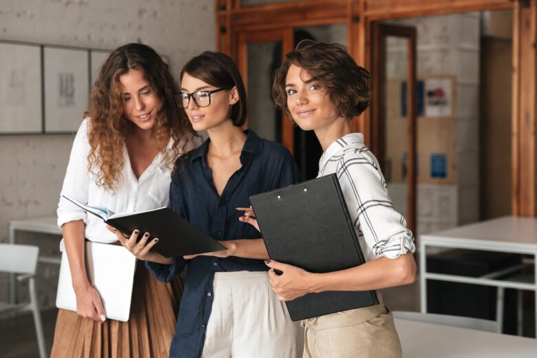 tres mulheres de negocios no escritorio de trabalho co