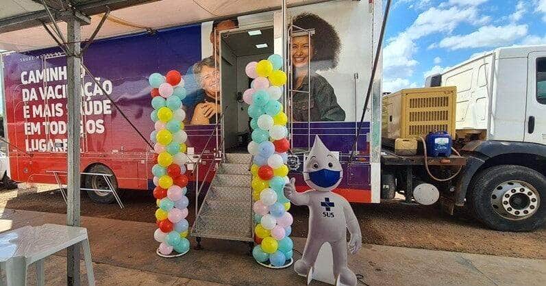 O Programa Imuniza Mais MT dispõe de duas unidades móveis de vacinação do tipo caminhão truck, totalmente adaptado com recepção, sala de vacina e pequena rede de frio para armazenamento dos imunizantes
