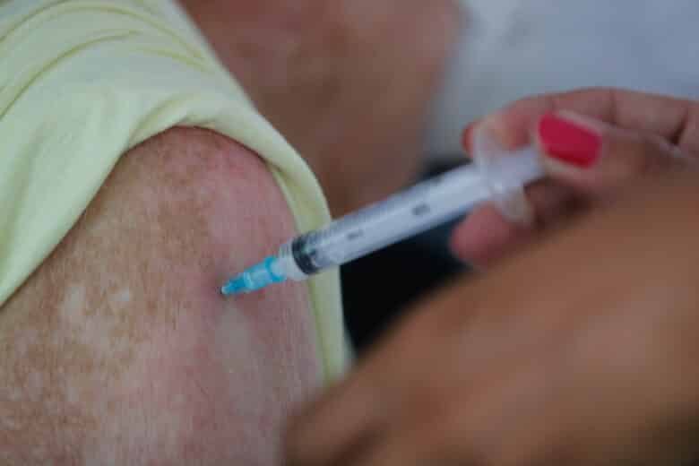 Vacinação drive thru na Universidade Estadual do Rio de Janeiro (UERJ), zona norte do Rio. A cidade do Rio de Janeiro retoma hoje (25) sua campanha de aplicação da primeira dose da vacina contra a covid-19 em idosos da população em geral. Por: Tânia Rêgo/Agência Brasil