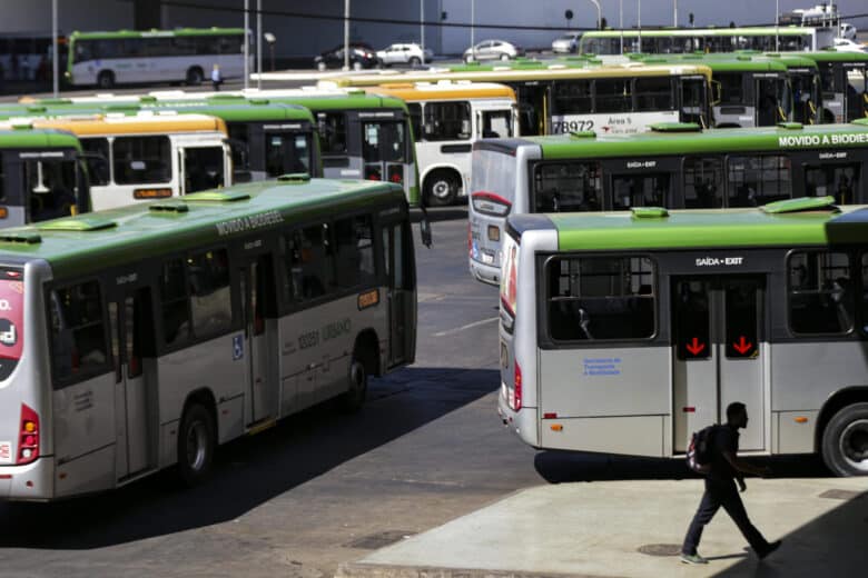 Brasília (DF), 09/08/2023 - Movimentação de passageiros e ônibus na Rodoviária do Plano Piloto. Nos dias 8 e 9 de agosto acontece, em Brasília, o 36º Seminário Nacional de Transporte Urbano, em que empresários, entidades de classe, especialistas e representantes de governo debatem as mudanças necessárias no setor. Foto: Marcelo Camargo/Agência Brasil