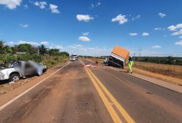 Acidente com caminhonete e duas carretas deixa três pessoas mortas na BR-163 — Foto: PRF