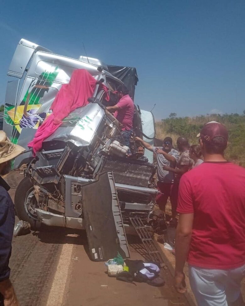 Acidente entre carretas interdita BR-163 entre Nova Santa Helena e Terra Nova do Norte