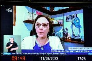 Zenaide defende investimento em educação e apoia escola integral