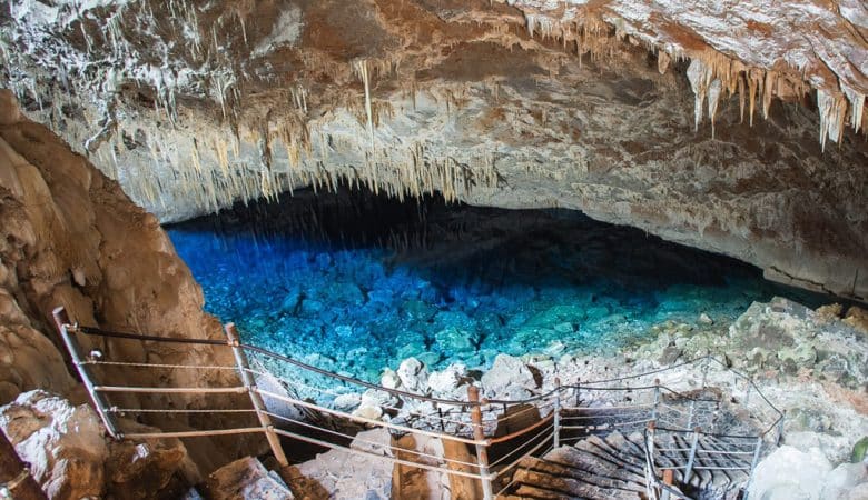 Os usos conflitantes mais importantes no PES Gruta da Lagoa Azul são o turismo desordenado e a atividade agropecuária no entorno.