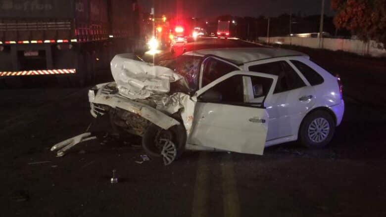 Idoso morre em grave acidente envolvendo carro e caminhão em Cuiabá