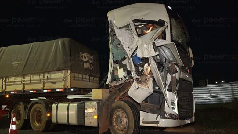 Colisão entre carretas é registrada em Nova Mutum