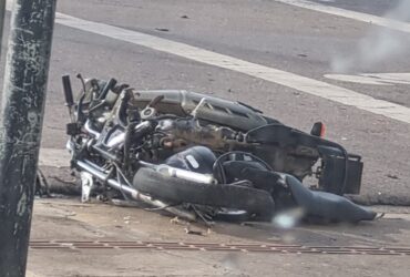 O acidente envolvendo a motocicleta Yamaha/Factor YBR 125 e uma picape Ford, aconteceu no cruzamento da Avenida Bandeirantes com a Rua Fernando Correa da Costa, no centro do município.