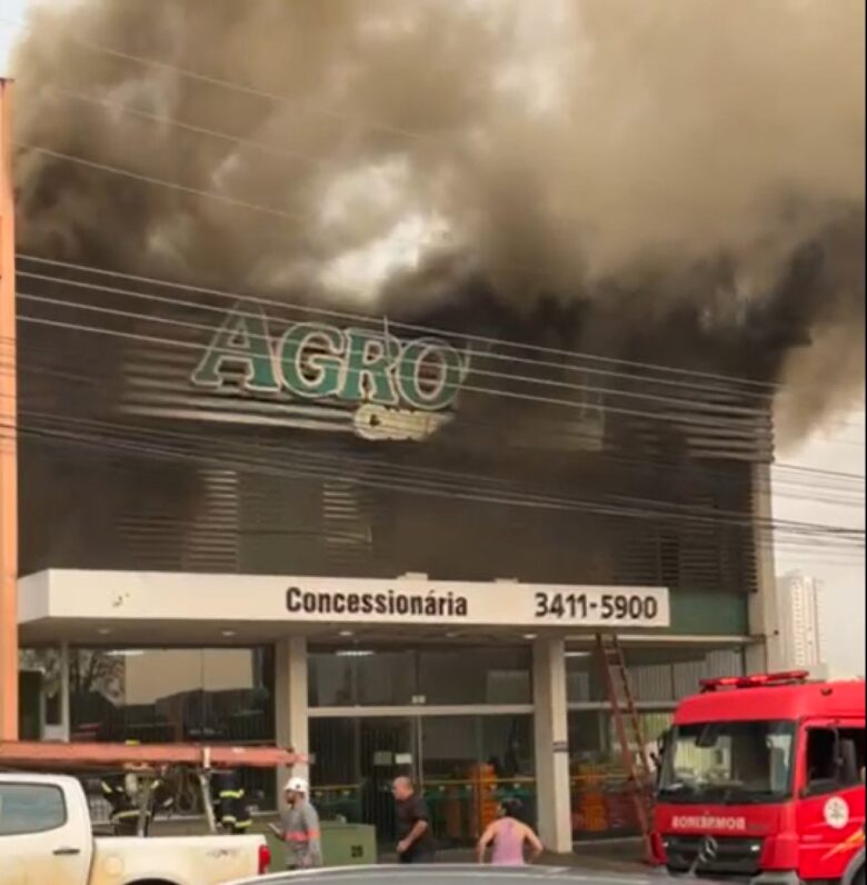 Imediatamente após o chamado, o trem de socorro do 3º Batalhão Bombeiro Militar se deslocou para o local da ocorrência e iniciou o combate às chamas.