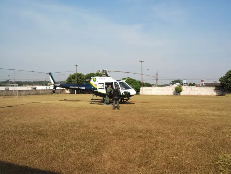 Caes farejadores sao usados na busca por detentos fugitivos em Mato Grosso