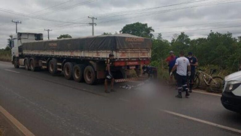 Ciclista colide com caminhão estacionado e morre em Mato Grosso