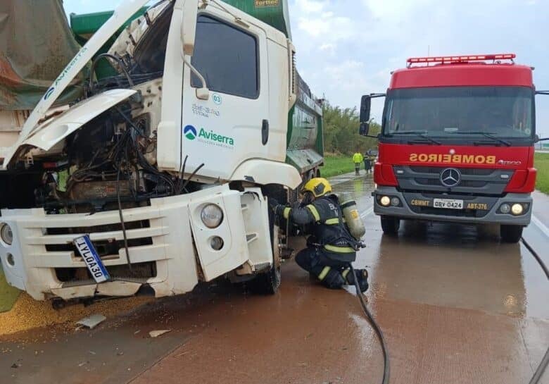 Corpo de Bombeiros extingue princípio de incêndio após acidente entre carretas na BR-364