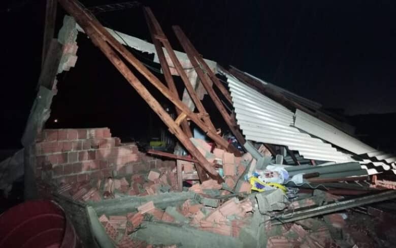 Crianças ficam feridas após casa desabar durante tempestade