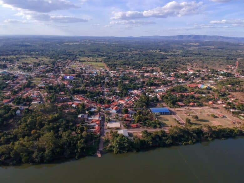 As margens do rio, é possível desfrutar de áreas verdes preservadas