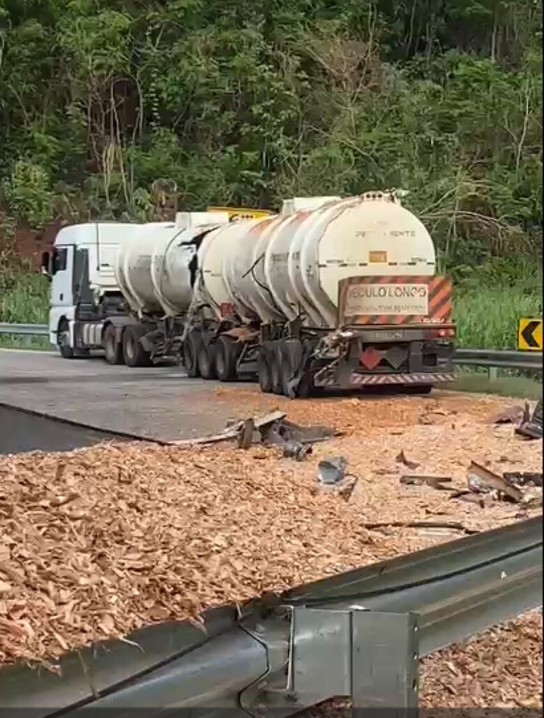 A colisão aconteceu no km 137 na região conhecida por Serra da Petrovina.