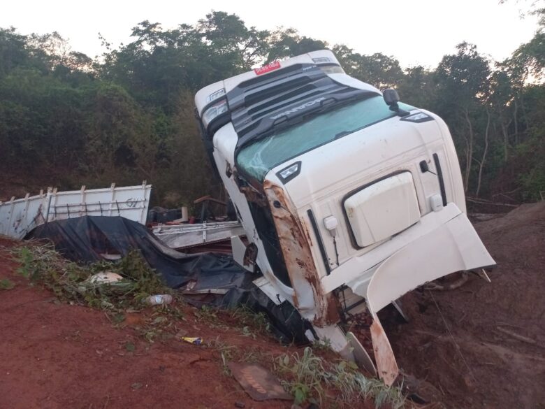 Caminhão fica destruído após ponte ceder na MT-140