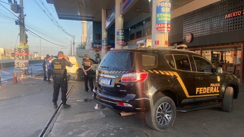 OPERAÇÃO JUMBO 3 CUIABA/MT- A Polícia Federal em ação conjunta com o Gaeco (MPMT), no âmbito da OPERAÇÃO JUMBO, com o apoio da Agência Nacional do Petróleo (ANP), deflagaram hoje, 13/11, mais uma fase de enfrentamento da Operação Jumbo que tem o objetivo de combater o trafico de drogas e lavagem de dinheiro. Foram cumpridos, em Cuiabá/MT e Mirassol d`Oeste/MT, 6 (seis) mandados de busca e apreensão bem como encerrada as atividades empresariais de 3 (três) postos de combustíveis e de 2 (duas) transportadoras. A operação foi autorizada pela 7ª Vara Criminal de Cuiabá/MT, tratando-se do desdobramento da primeira fase da Operação JUMBO, que desarticulou organização criminosa sediada nesta capital mato-grossense. As investigações e investidas contra o tráfico de drogas continuam, com especial atenção à prisão das lideranças e descapitalização das ORGANIZAÇÕES CRIMINOSAS.