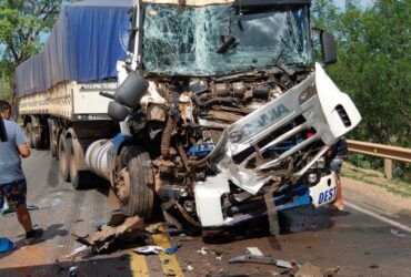 Colisão entre carretas interdita BR-070 em Cuiabá