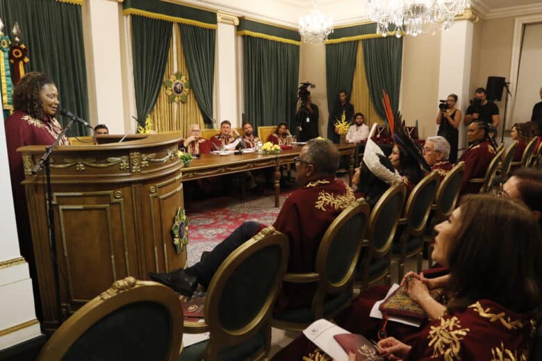 Rio de Janeiro (RJ), 14/11/2023 - A ministra da Cultura, Margareth Menezes, toma posse com artitas nomeados na Academia Brasileira de Cultura. Foto: Fernando Frazão/Agência Brasil