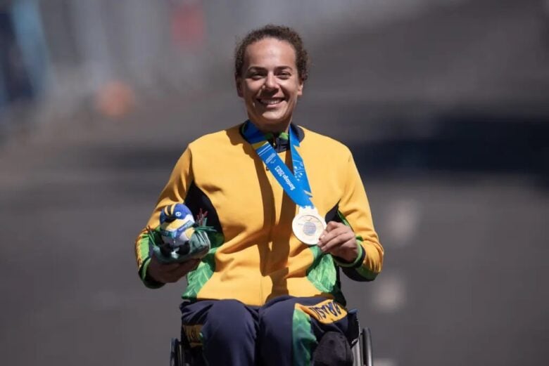 A ciclista Jady Malavazzi exibe medalha de ouro no Parapan de Santiago Por: Douglas Magno/CPB/Direitos Reservados