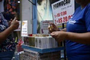 Vendedora entrega fragrâncias aos pedestres em loja na tradicional área de compras do Saara, no centro do Rio de Janeiro Por: Tomaz Silva/Agência Brasil