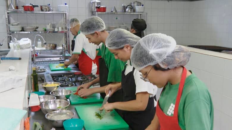 Brasília (DF) - Caminhos da Reportagem - Alunos do curso técnico de gastronomia do instituto federal de Brasília. A taxa de desemprego no Brasil é de 8,8%, segundo a pesquisa mais recente do IBGE. Já entre os jovens de 18 a 24 anos, esse índice é o dobro: 18%. Foto: Divulgaçāo