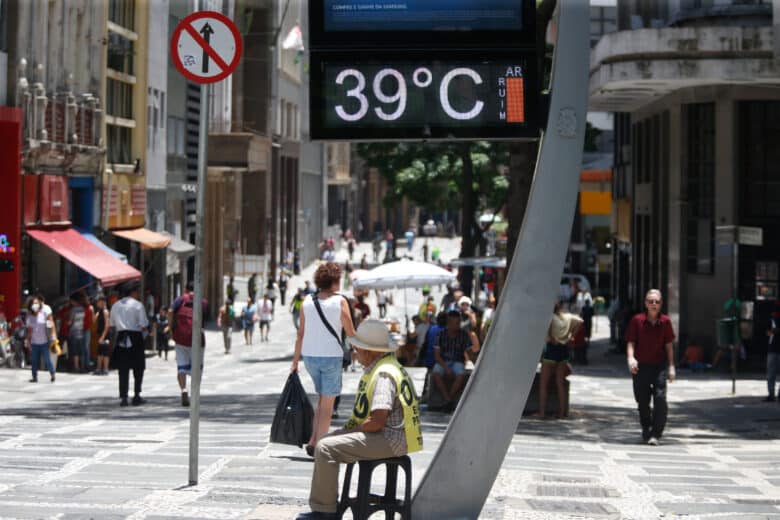 São Paulo SP 12/11/2023 Termometro marcando 39 graus na região da Praça da Sé. Foto: Paulo Pinto/Agência Brasil