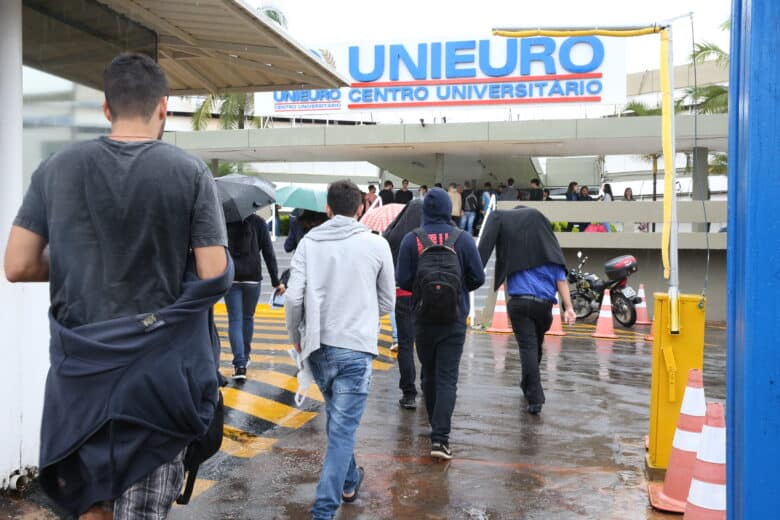 Estudantes chegam à faculdade Unieuro, em Brasília, para a realização da prova do Enade. Por: Antonio Cruz/ Agência Brasil