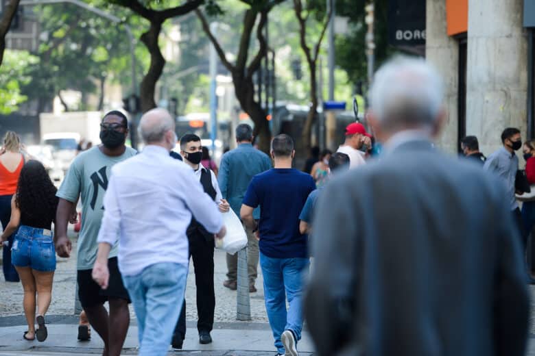 Pessoas com máscara caminham no centro do Rio de Janeiro Por: Tomaz Silva/Agência Brasil