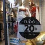São Paulo, (SP), 22. 11. 2023 - Fachada de lojas na Avenida Paulista com ofertas da Black Friday. Foto: Paulo Pinto/Agência Brasil