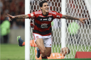 Brasileiro: Flamengo derrota Palmeiras e mantém vivo sonho por título