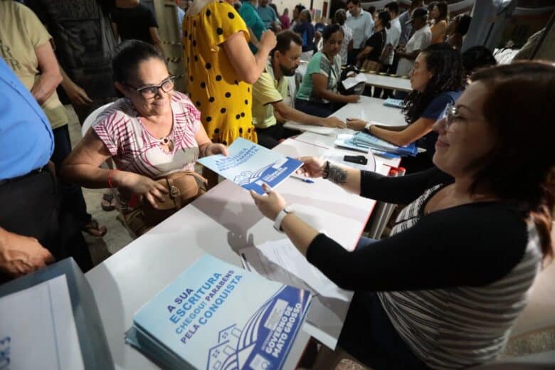 Com a regularização, os moradores passam a ser legalmente proprietários dos imóveis - Foto por: Michel Alvim - Secom/MT