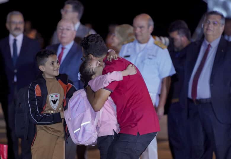 Brasília-DF, 14. 11. 2023, Mohammed Jabr Ismil Abushanab, abraça seus filhos, após a chegada do avião presidencial com 32 brasileiros resgatados da Faixa de Gaza que saiu do Cairo (Egito) para o Brasil. A aeronave fez escalas técnicas em Roma (Itália), Las Palmas (Espanha), e no Recife. São 17 crianças, nove mulheres e seis homens que aguardaram mais de 30 dias a permissão das autoridades de Israel, Gaza e Egito para retornar ao Brasil. . Foto: Rafa Neddermeyer/Agência Brasil