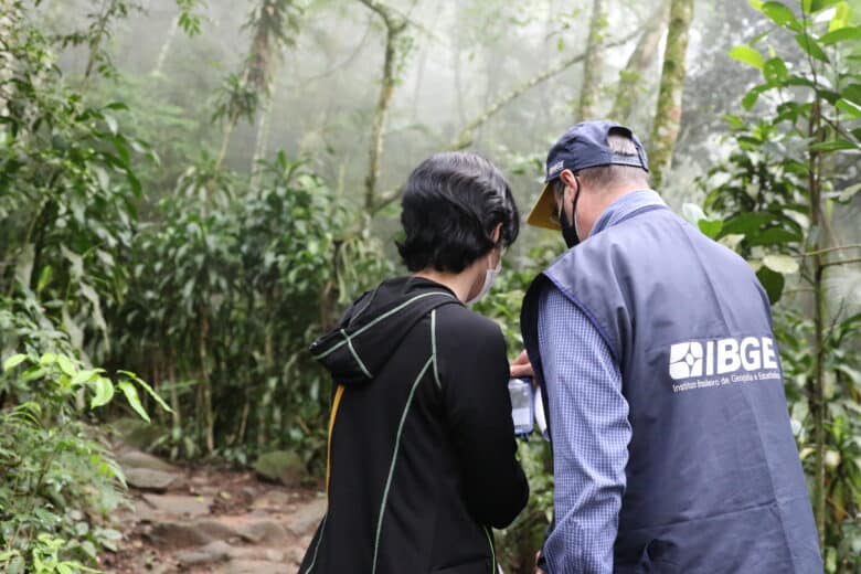 Recenseadores do IBGE percorrem as trilhas da comunidade quilombola de Pedra Bonita, no Alto da Boa Vista. Censo demográfico do IBGE identifica pela primeira vez a população e o território das comunidades quilombolas no Brasil. Por: Tânia Rêgo/Agência Brasil