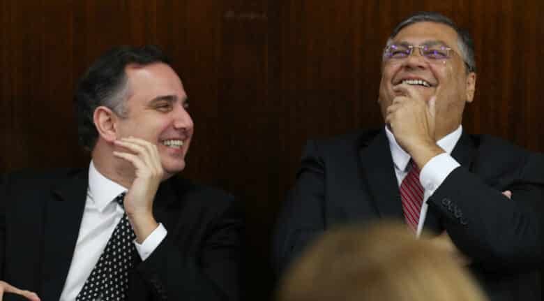 Brasília (DF) 22/11/2023 Ministro Flávio Dino e o Senador Rodrigo Pacheco durante assinatura de protocolo de cooperação entre o Senado e o Ministério da Justiça facultará o acesso e a divulgação regular de dados sobre segurança pública. Foto Lula Marques/ Agência Brasil