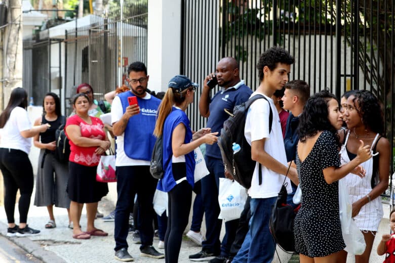 Rio de Janeiro (RJ), 12/11/2023- Candidatos aguardam abertura dos portões para o segundo dia provas do Enem 2023, na Universidade Veiga de Almeida, na Tijuca, zona norte da cidade. Foto: Tânia Rêgo/Agência Brasil