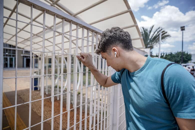 Brasília-DF, 12. 11. 2023, João Arthur 16 anos, fez a primeira e acabou perdendo a segunda etapa da prova do Enem 2023, ele chegou na UNIP em Brasília, um minuto após os portões fecharem. Foto: Rafa Neddermeyer/Agência Brasil