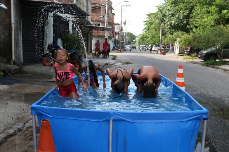 Rio de Janeiro (RJ), 16/11/2023 - Moradores do Complexo da Maré se refrescam com chuveiros e piscinas improvisadas nas ruas da comunidade. A sensação térmica na cidade do Rio de Janeiro voltou a superar os 50 graus Celsius (°C), com a onda de calor que atinge boa parte do Brasil. Foto: Tânia Rêgo/Agência Brasil