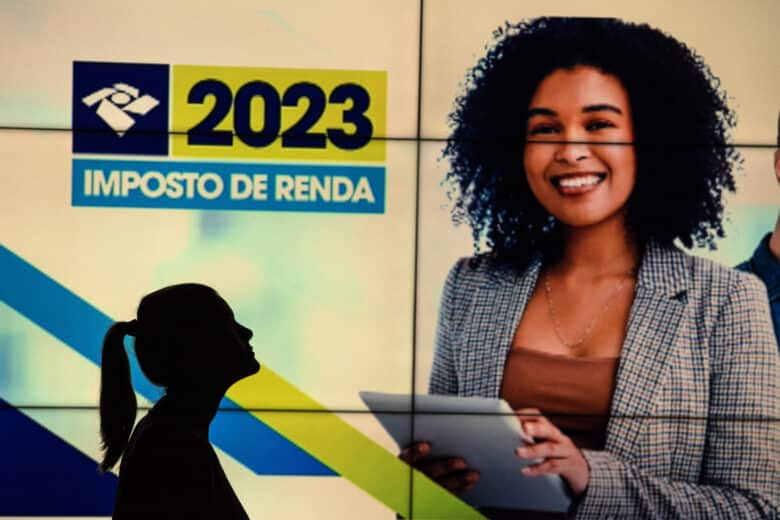 Brasília 17/03/2023 - Fotos para ilustrar matéria sobre imposto de renda, o prazo de entrega da declaração mudou. Começou às 9h desta quarta-feira (15) e vai até as 23h59min59s de 31 de maio. A mudança, segunda a Receita, foi necessária para que todos os contribuintes tenham acesso à declaração pré-preenchida, que é enviada duas semanas após a entrega dos informes de rendimentos pelos empregadores, pelos planos de saúde e pelas instituições financeiras. Foto: Joédson Alves/ Agência Brasil Por: Joédson Alves/Agência Brasil