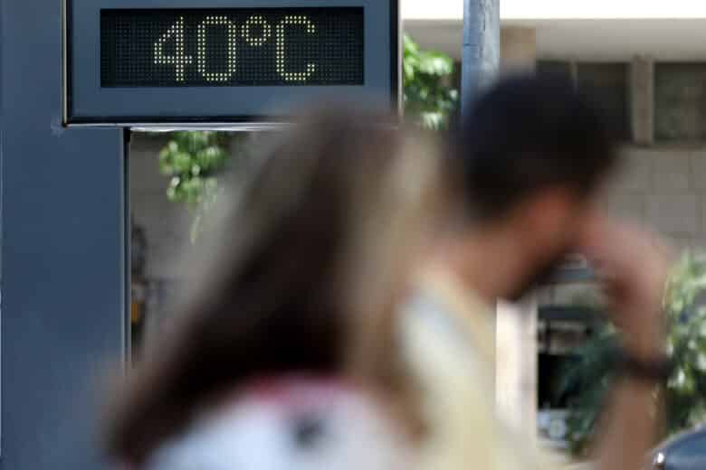 Rio de Janeiro (RJ), 24/08/2023 - Rio de Janeiro (RJ), 24/08/2023 - Termômetro, no centro da cidade, chega a marcar 40 graus em meio a forte onda de calor. Foto:Tânia Rêgo/Agência Brasil