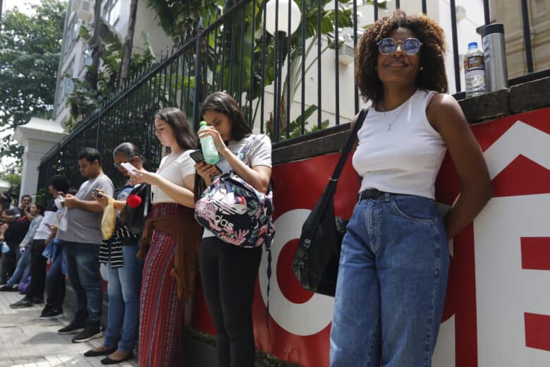 Rio de Janeiro (RJ) 05/11/2023 - Estudantes chegam para o primeiro dia de provas do Enem 2023, na Universidade Veiga de Almeida, na Tijuca. Foto: Fernando Frazão/Agência Brasil