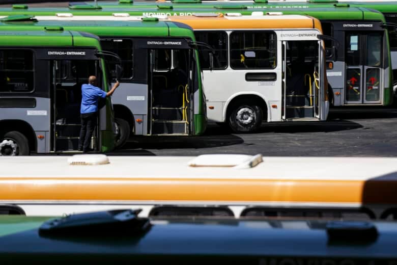 Brasília (DF), 09/08/2023 - Movimentação de passageiros e ônibus na Rodoviária do Plano Piloto. Nos dias 8 e 9 de agosto acontece, em Brasília, o 36º Seminário Nacional de Transporte Urbano, em que empresários, entidades de classe, especialistas e representantes de governo debatem as mudanças necessárias no setor. Foto: Marcelo Camargo/Agência Brasil