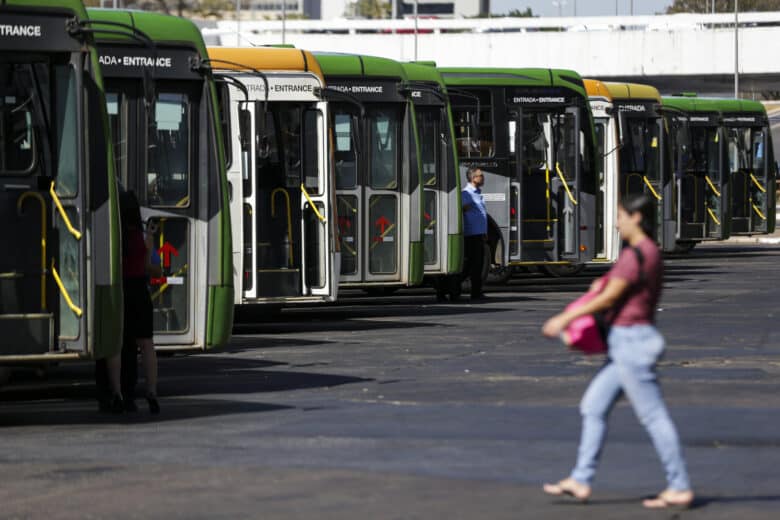 Brasília (DF), 09/08/2023 - Movimentação de passageiros e ônibus na Rodoviária do Plano Piloto. Nos dias 8 e 9 de agosto acontece, em Brasília, o 36º Seminário Nacional de Transporte Urbano, em que empresários, entidades de classe, especialistas e representantes de governo debatem as mudanças necessárias no setor. Foto: Marcelo Camargo/Agência Brasil