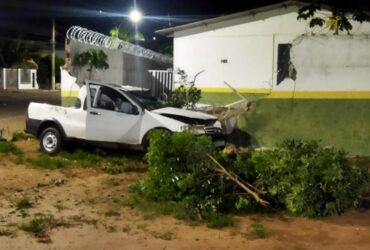 Motorista bate contra muro de creche e morre em Primavera