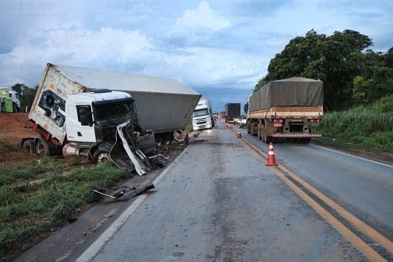 Acidente na BR-163: três carretas se chocam em Nova Mutum