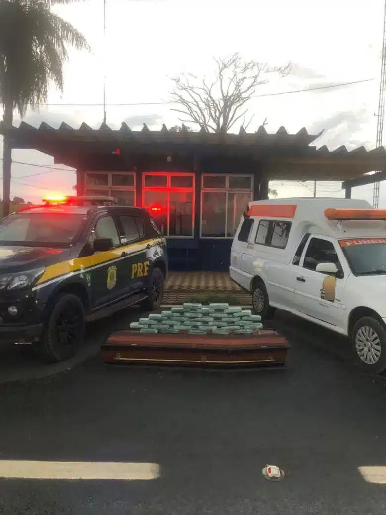 Motorista de carro funerário é preso transportando 30 kg de cocaína em Mato Grosso